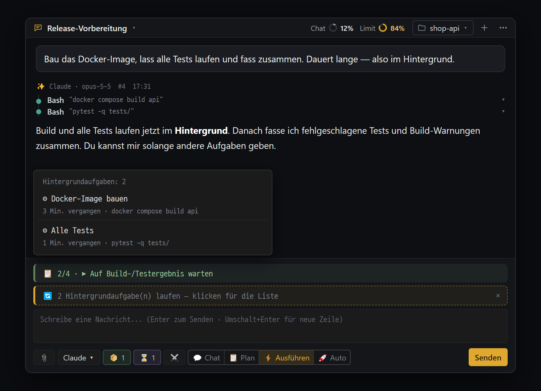 Die KI lässt Build und Tests im Hintergrund laufen; über dem Eingabefeld die 🔄-Leiste und die Liste